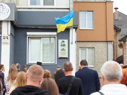 У Франківську на фасаді будинку полеглого захисника Олега Самбурова відкрили памʼятну дошку (ФОТО)