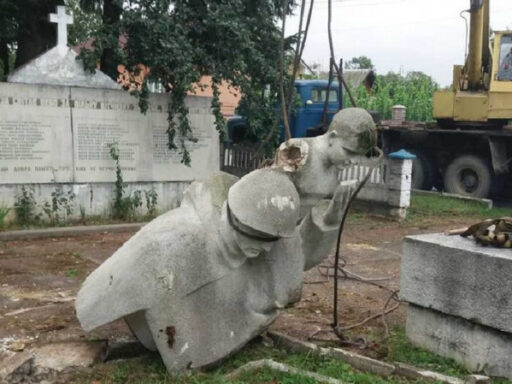 У Калуській громаді на Франківщині демонтували радянський пам’ятник: залишки хочуть використати для підсипання доріг