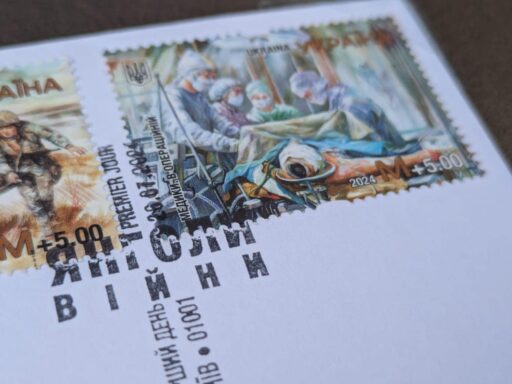 В Україні випустили набір поштових марок, присвячений військовим медикам «Янголи війни»